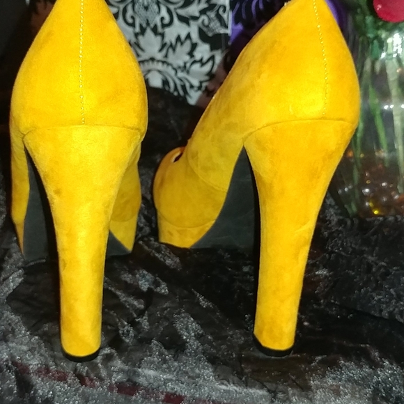 Mustard colored heels - Picture 6 of 7